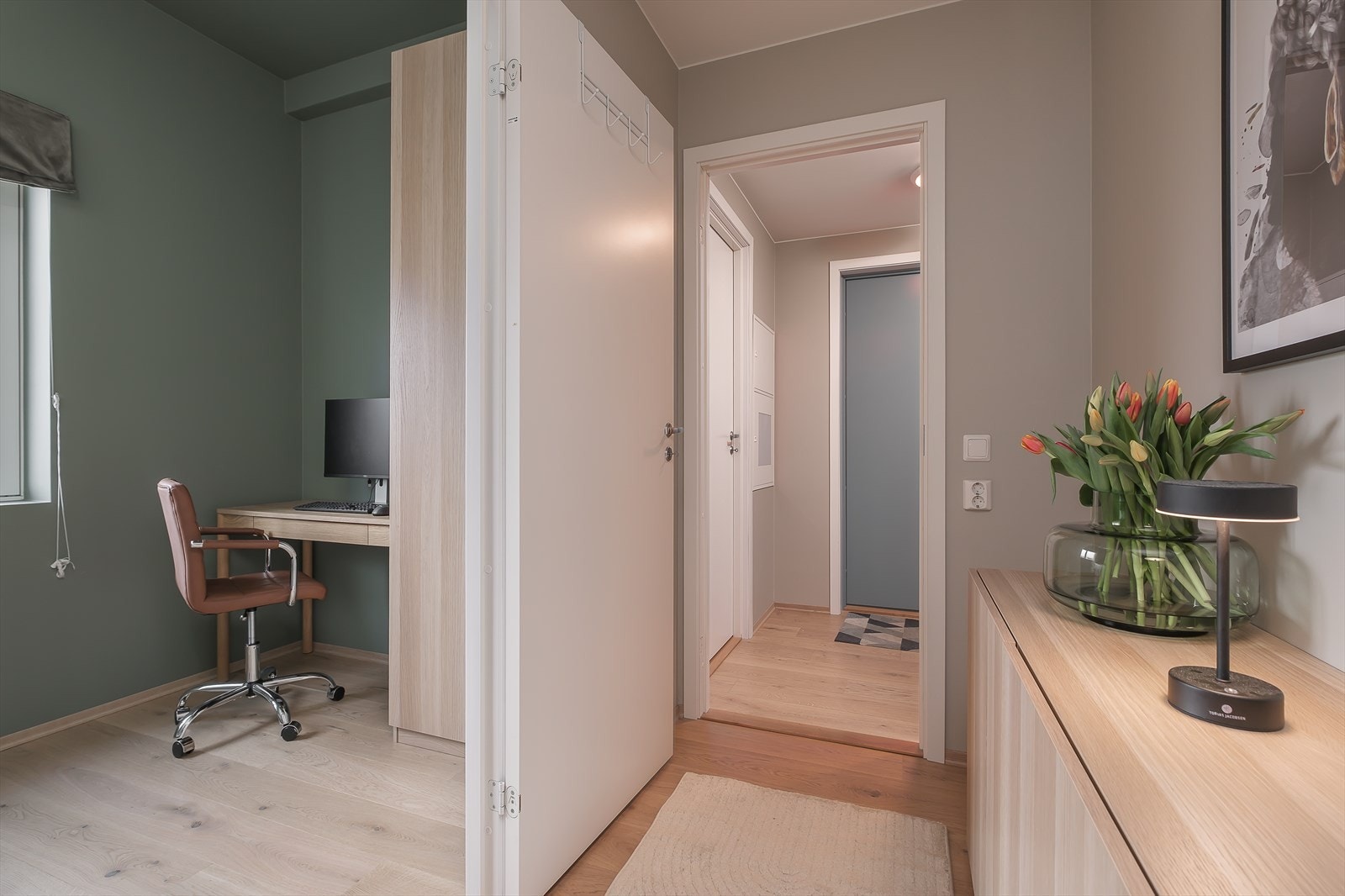 Gangen, som forbinder oppholdsrommene, har plass til praktisk møblering. Galleribilde