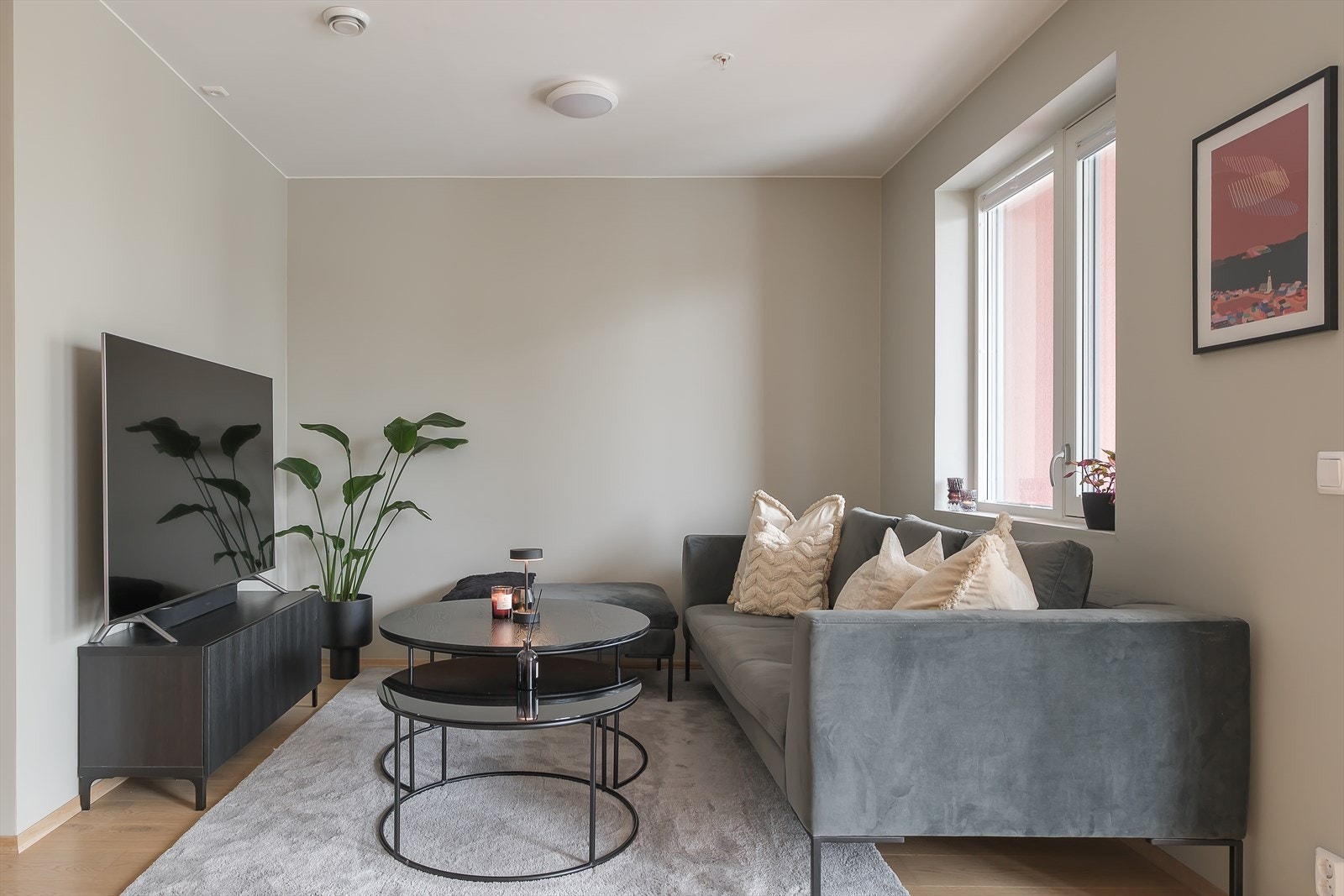 Opprinnelig var det et soverom i tilknytning til stuen, og dette kan enkelt settes opp igjen dersom man ønsker et tredje soverom. Galleribilde