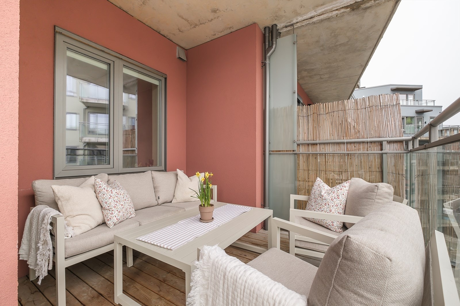 Med balkonger på begge sider av boligen, er det gode muligheter for å nyte solen fra morgen til kveld. Galleribilde