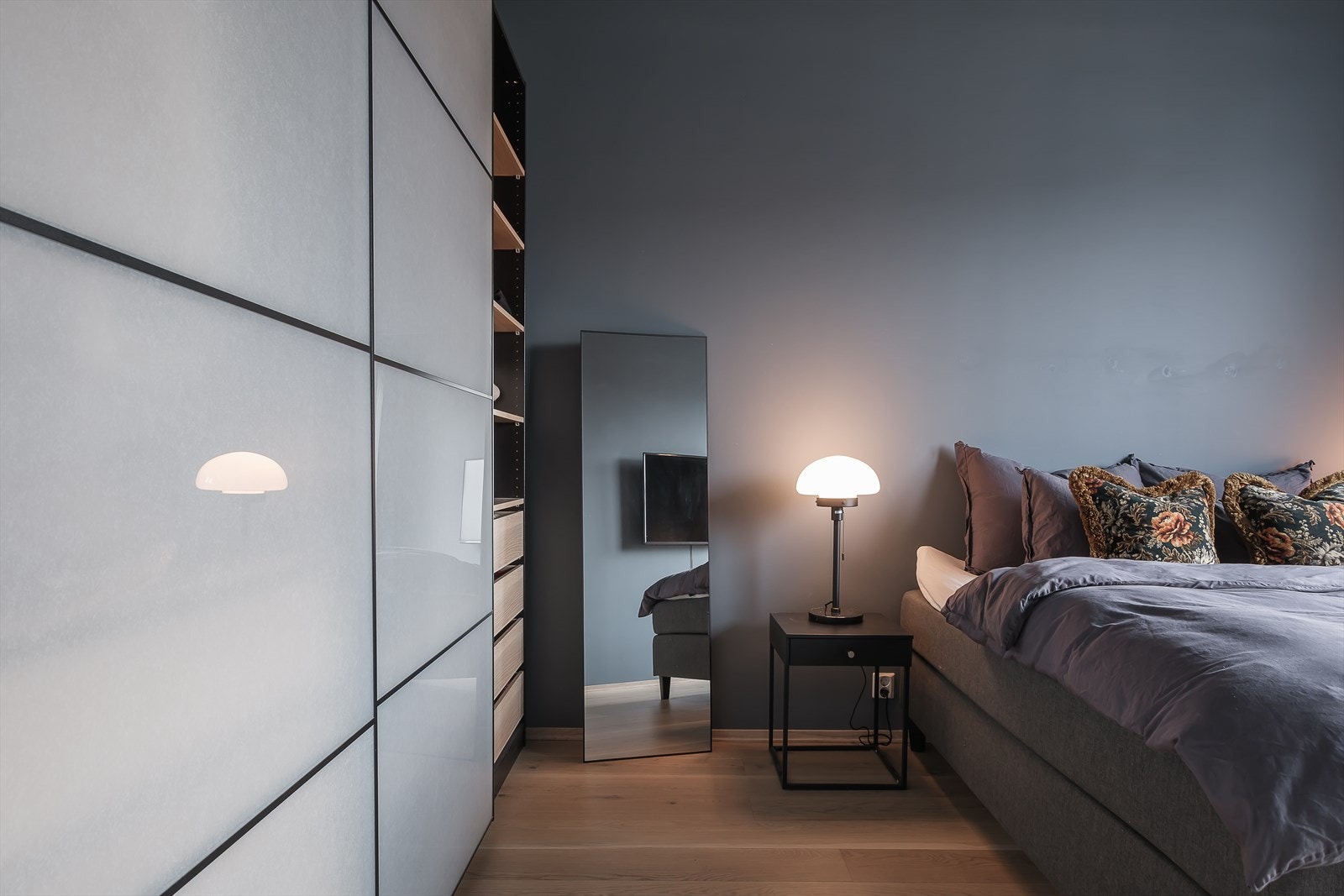 Soverommet har også en stor skyvedørsgarderobe som sørger for rikelig med lagringsplass. Galleribilde