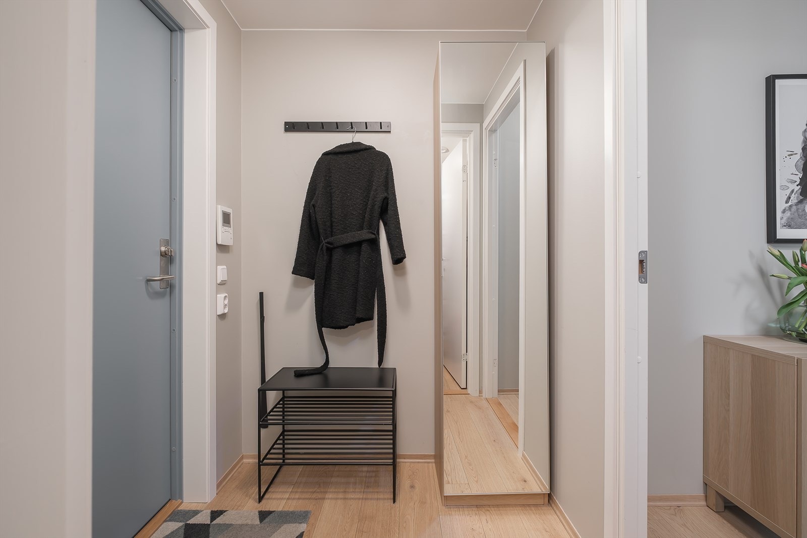 Lys og innbydende entré med god plass til oppbevaring av yttertøy og sko. En praktisk velkomstsone som gir et godt førsteinntrykk av boligen. Galleribilde