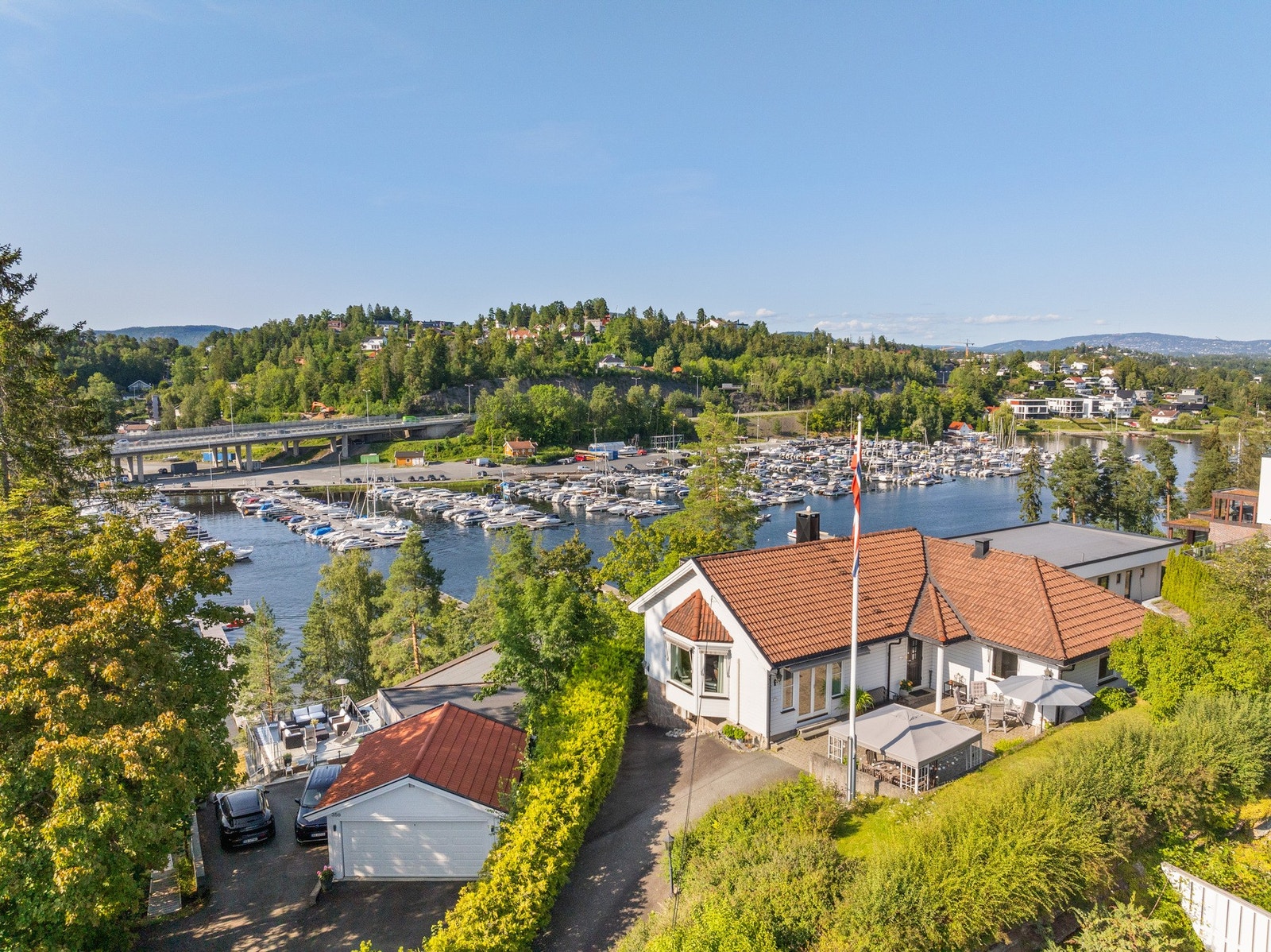 Boligen ligger skjermet til med flott sjøutsikt. Galleribilde