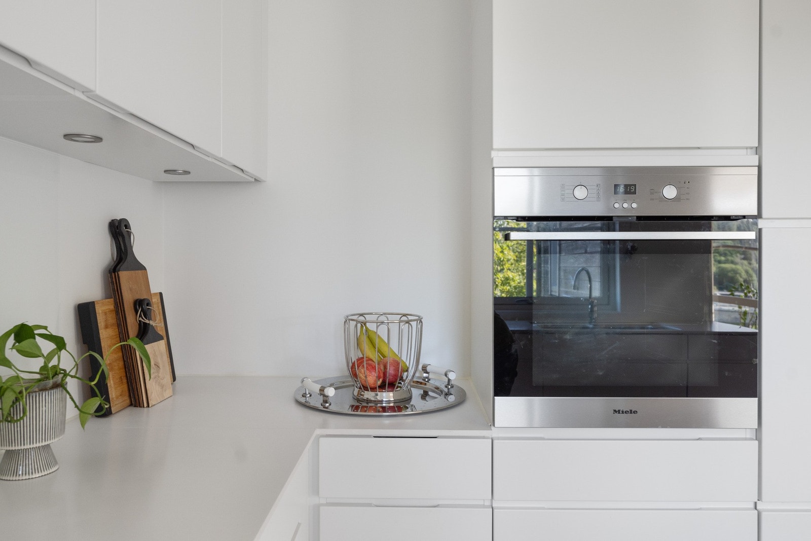 Kjøkkenet har integrert stekeovn, platetopp, oppvaskmaskin og kjøleskap med fryser. Galleribilde