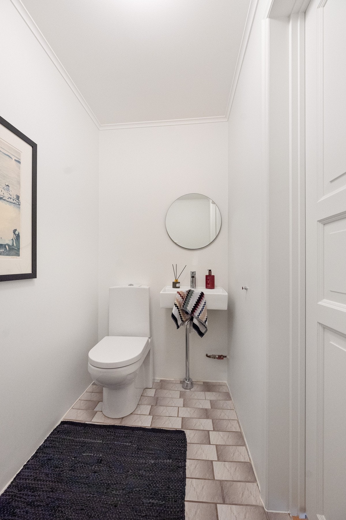 I tillegg til badet er det et separat gjestetoalett i 1. etasje, praktisk når det kommer gjester på besøk. Galleribilde