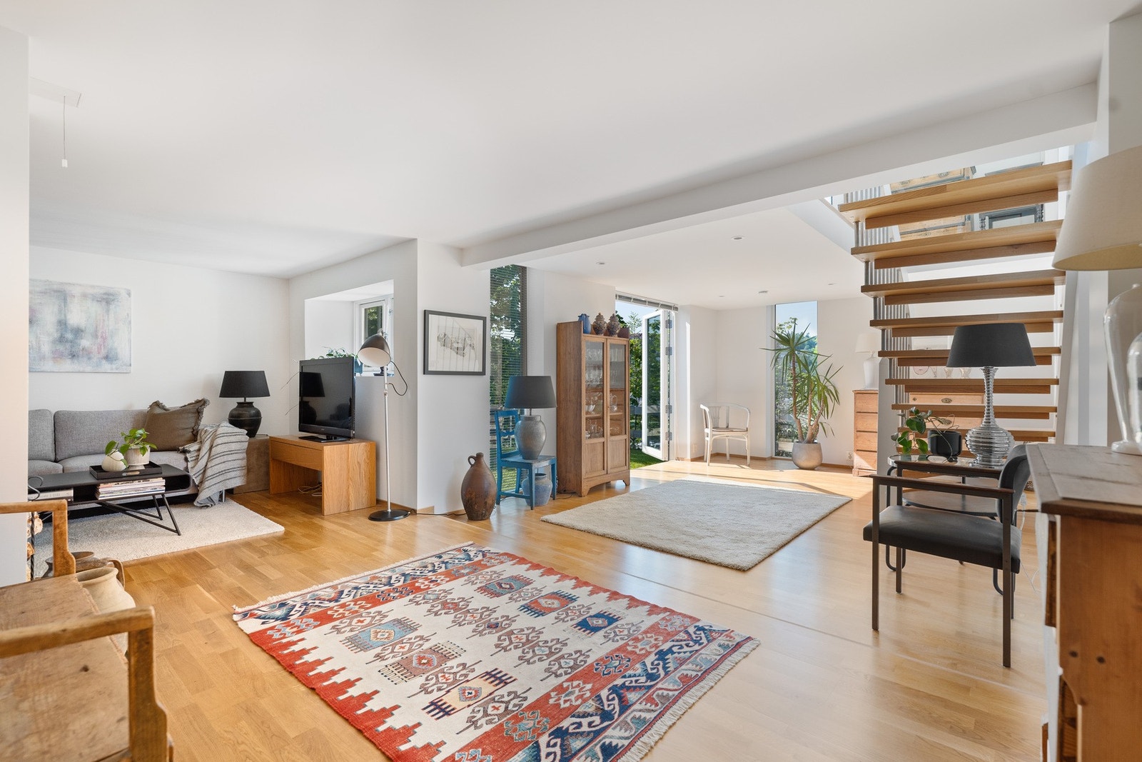 Med barn i hus er det praktisk med flere oppholdsrom. Her kan barna henge med venner, ha filmkveld eller dyrke hobbyer. Galleribilde