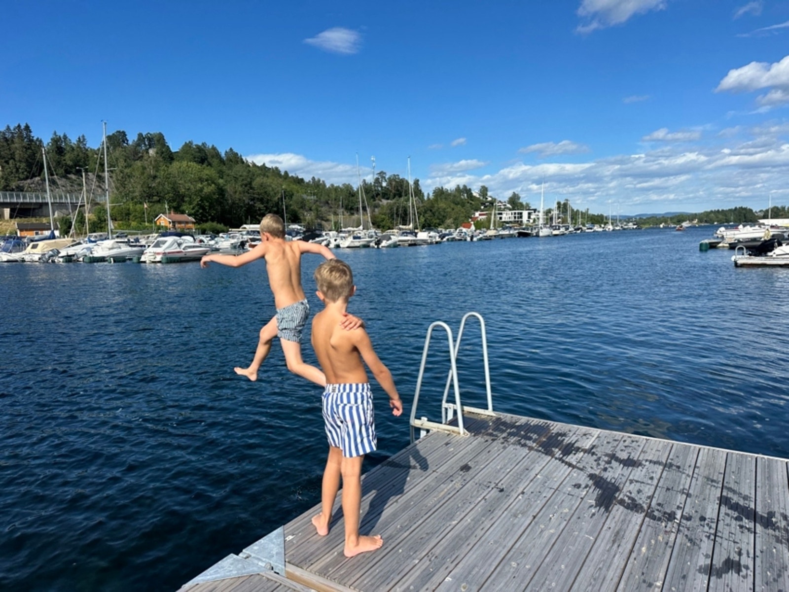 På bryggen er det både båtplass og laget til fin badebrygge. Galleribilde