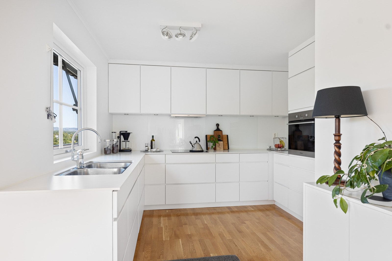 Kjøkkenet har moderne innredning fra 2014 med glatte fronter og benkeplate i laminat. Her kan hobbykokken diske opp med lekre og smakfulle retter. Galleribilde