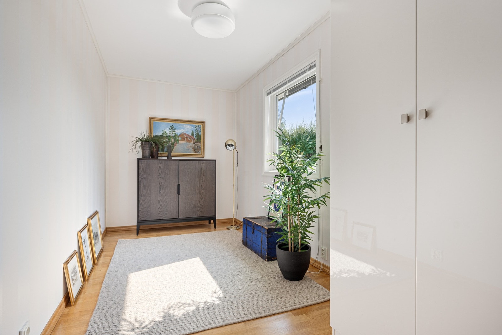 Soverommene har god plass til seng, skrivebord og garderobeskap. Galleribilde