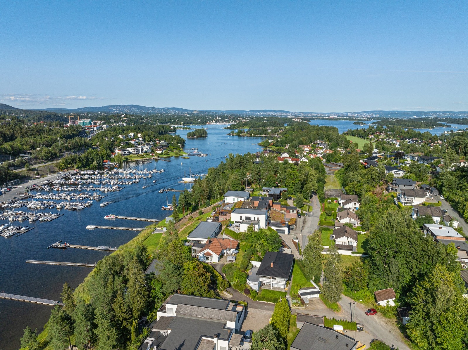 Boligen ligger i et veletablert boligområde. Sundveien er første vei til venstre når du kommer kjørende over broen til Nesøya, dette gjør at du kommer det raskt av øya når du skal på jobb. Galleribilde