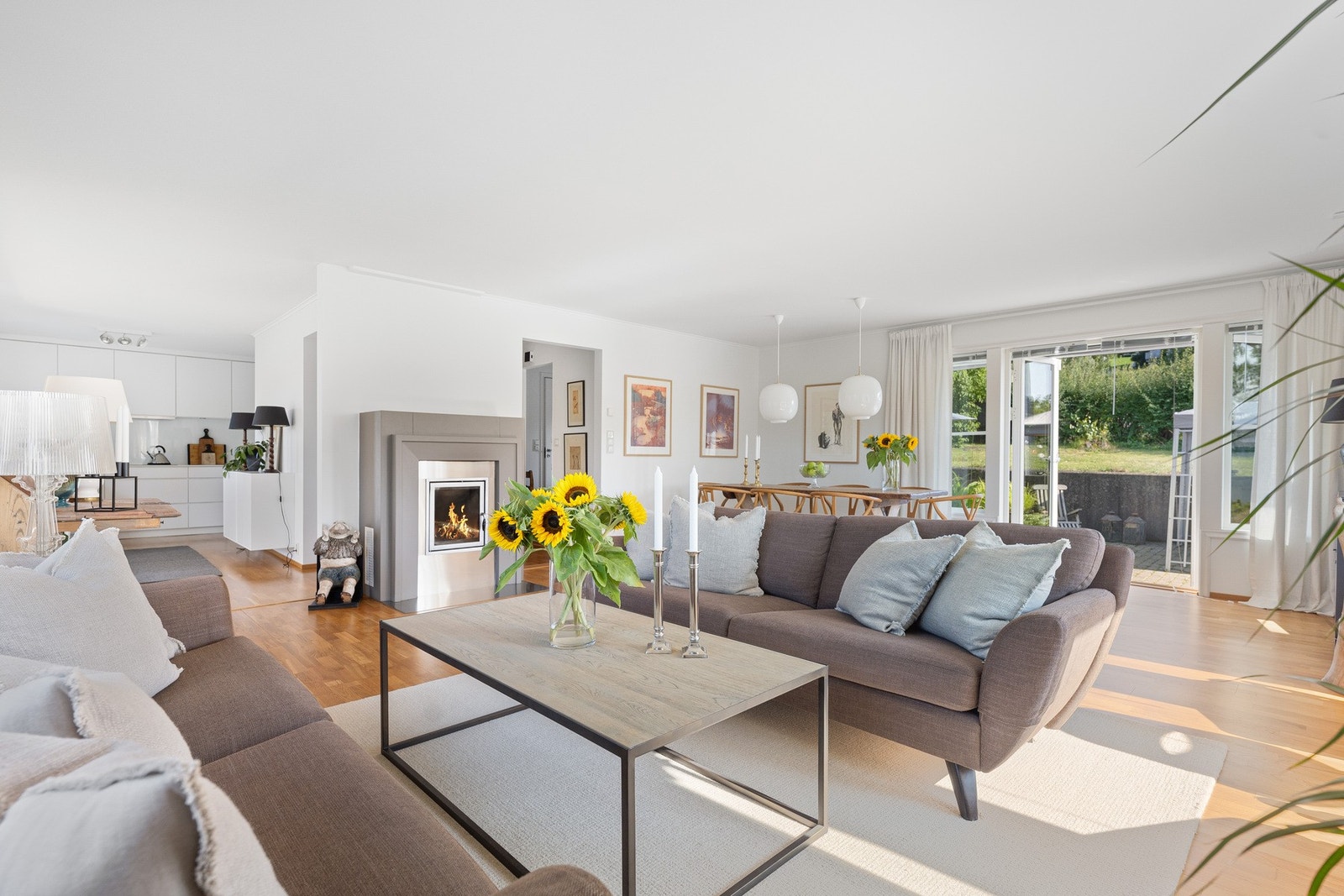 Den åpne planløsningen gjør at de ulike sonene glir naturlig over i hverandre og skaper et åpent og sosialt hjem. Galleribilde