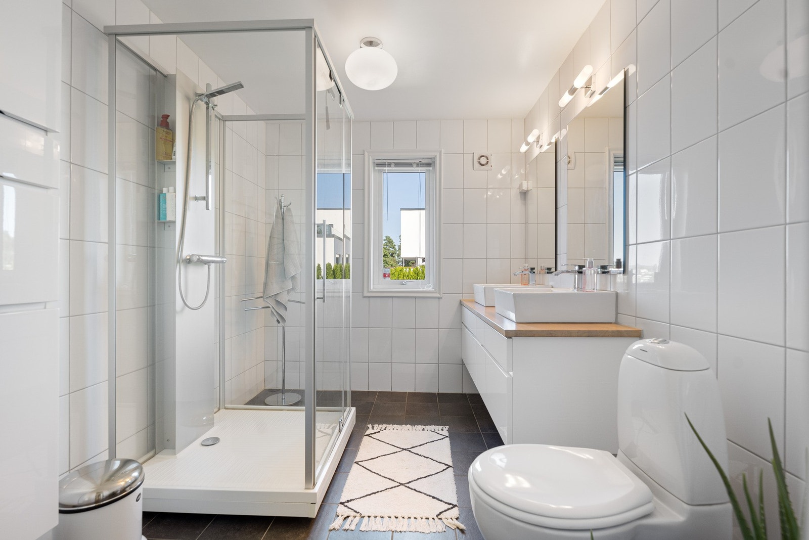 I 1. etasje finner vi også et bad som er innredet med dusjkabinett, toalett og innredning med dobbel servant. Galleribilde