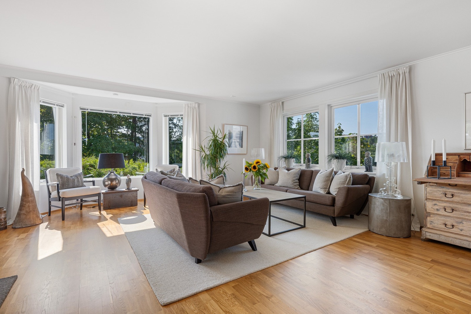 Stuen har store vindusflater som sikrer optimale lysforhold. Galleribilde