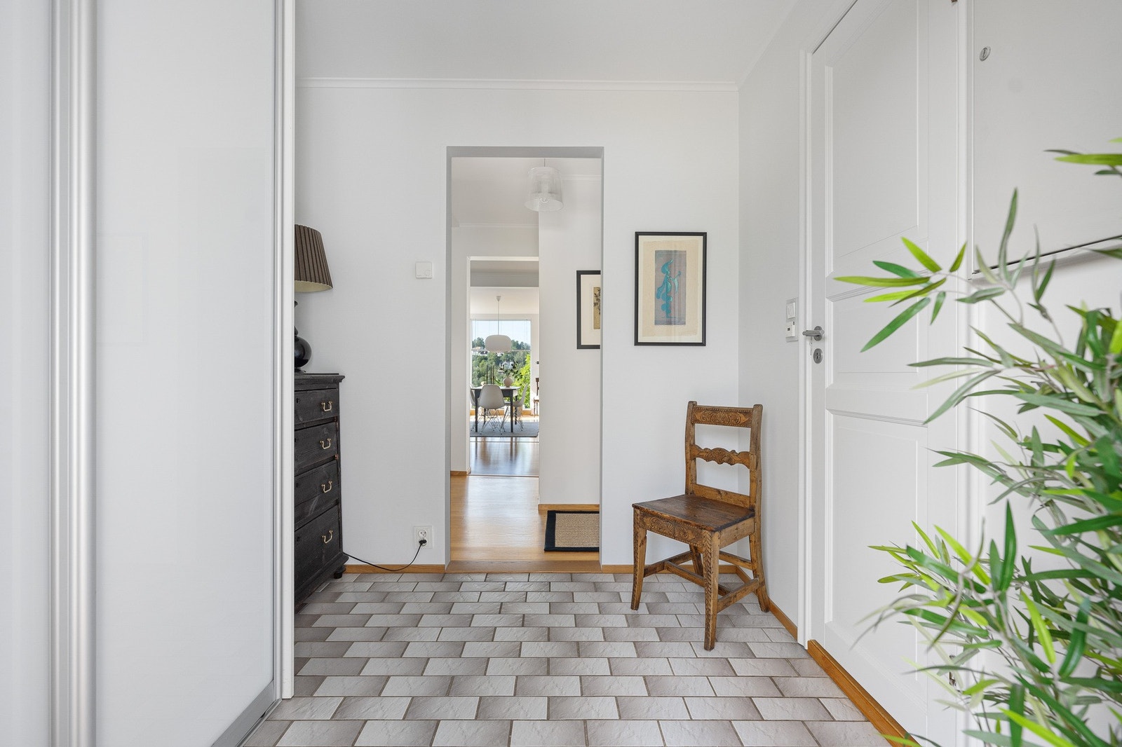 Entreen har god plass til å henge av seg ytterklær, sette fra seg sko og ta imot gjester. Galleribilde