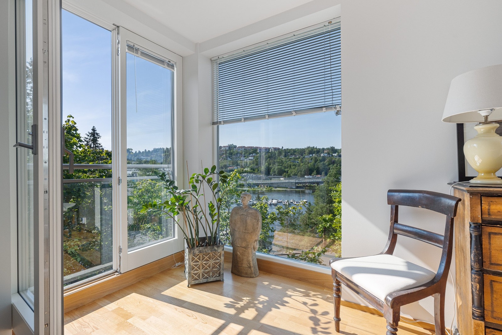 Herfra er det fransk balkong og flott sjøutsikt. Galleribilde