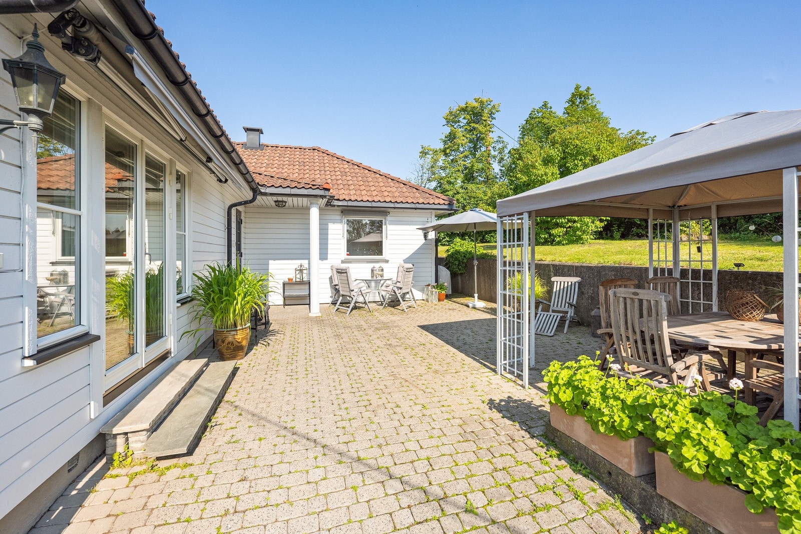 Fra stuen er det utgang til en romslig og flott uteplass med gode solforhold. Galleribilde