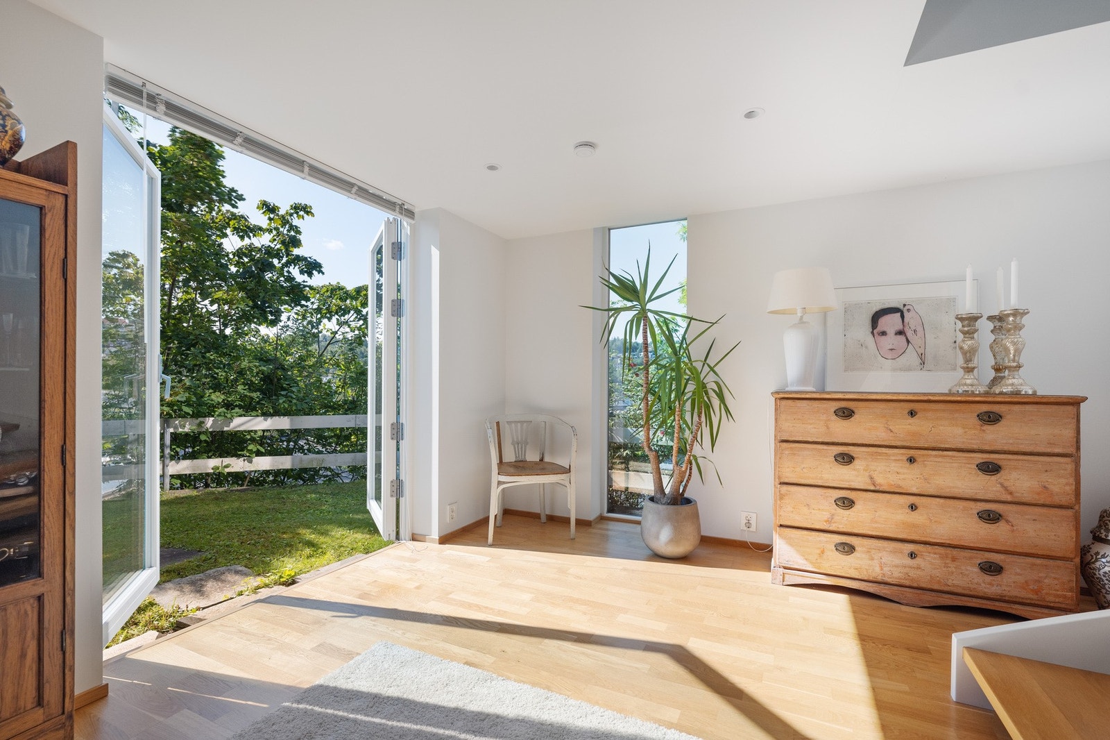 Det er doble dører ut i hagen. Galleribilde