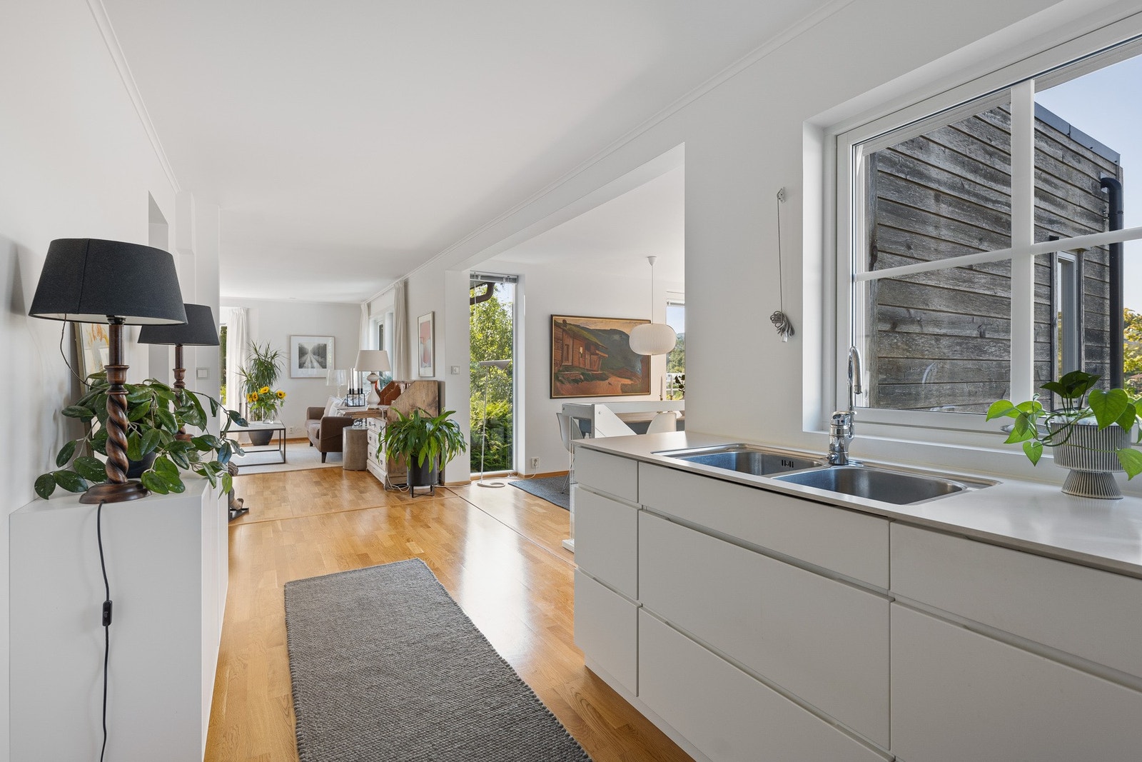 Kjøkkenet ligger i åpen løsning mot allrommet med stue og spisestue. Galleribilde