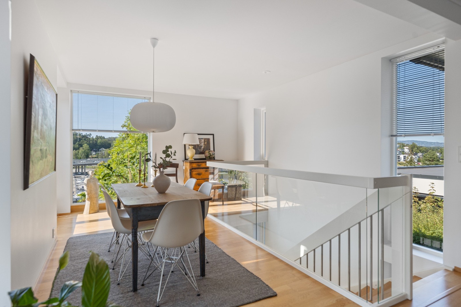 Det er også en spiseplass i tilknytning til kjøkkenet. Galleribilde