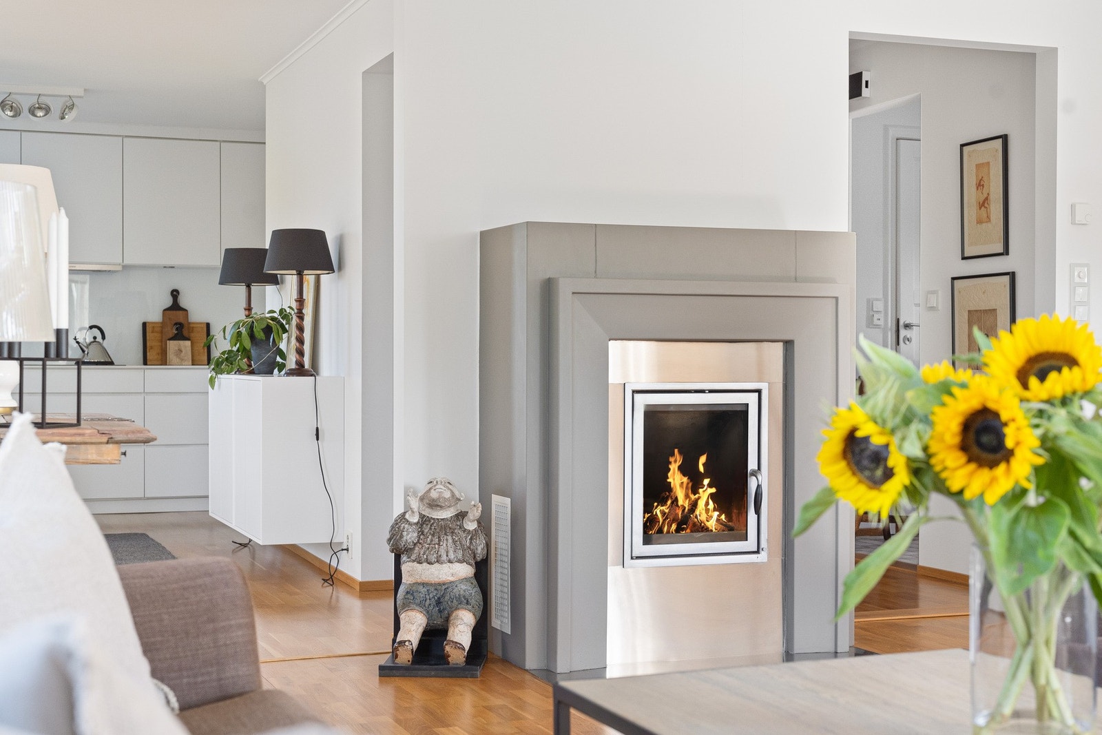 Den flotte peisen blir som et smykke i rommet. Galleribilde