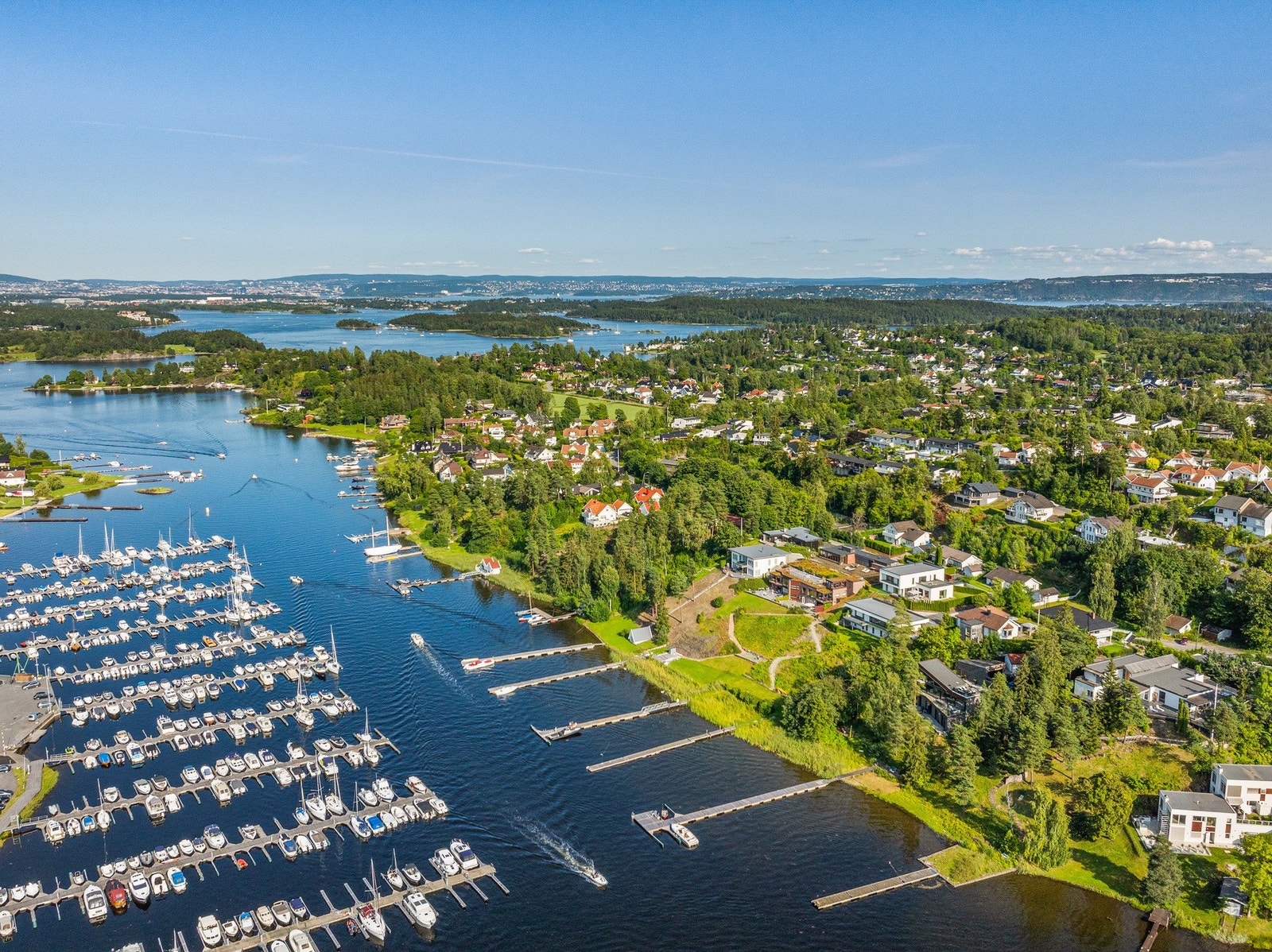 Nesøya er et naturskjønt boligområde med flotte turmuligheter. På Nesøya er det flere barnehager, barneskole, nærbutikk m.m. Galleribilde
