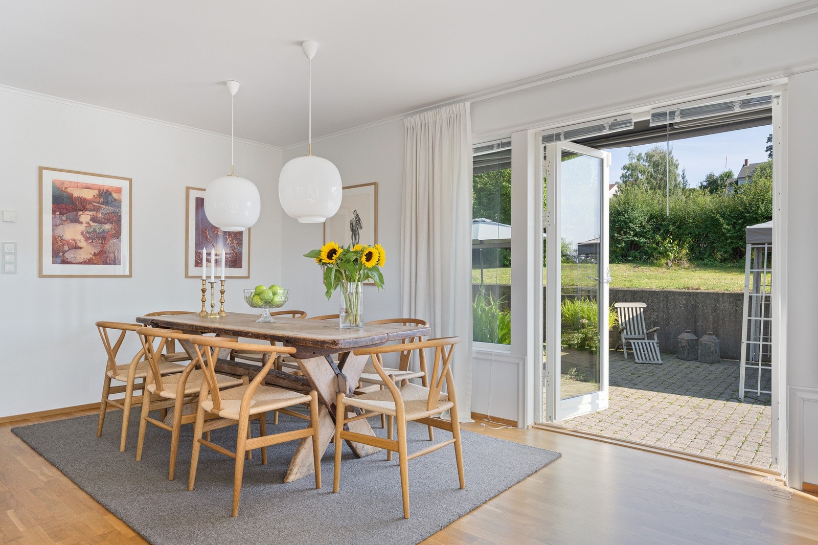 Spiseplassen er plassert ved utgangen til uteområdet. Galleribilde