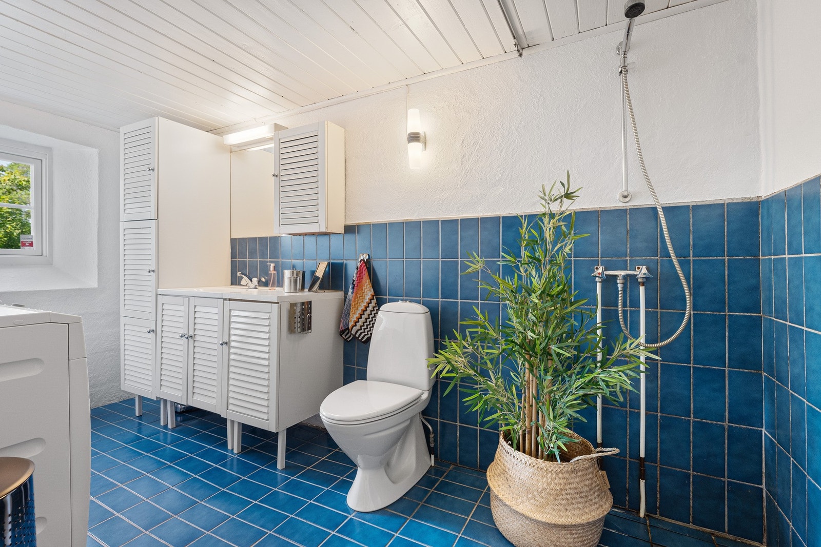 I underetasjen er det også et kombinert bad/vaskerom. Galleribilde