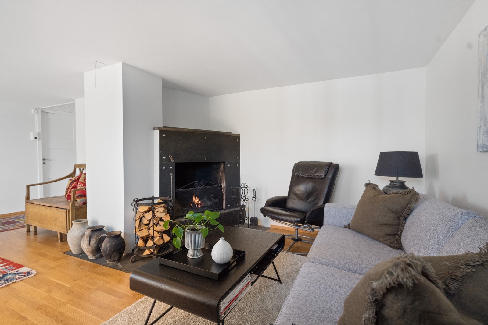 En åpen peis sørger for lun varme på de kaldeste dagene. Galleribilde