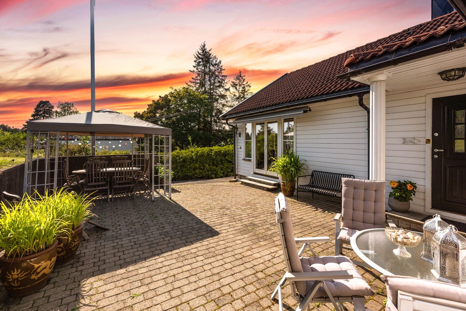 Boligen ligger høyt og fritt med vid utsikt og ideelle solforhold. Galleribilde