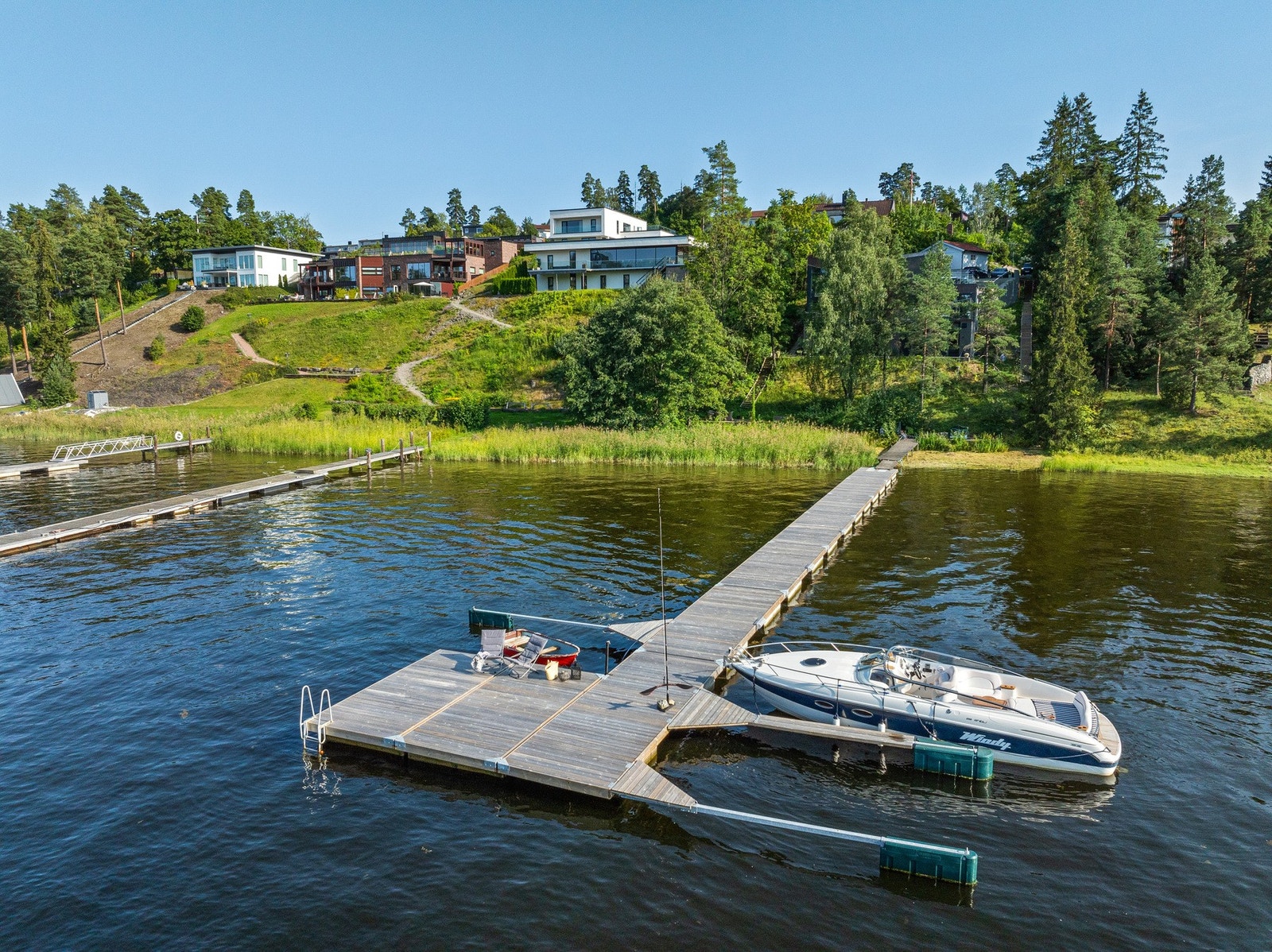 Det følger med 1/3 andel i strandparsell med brygge/båtplass. Her er det gode solforhold. Galleribilde