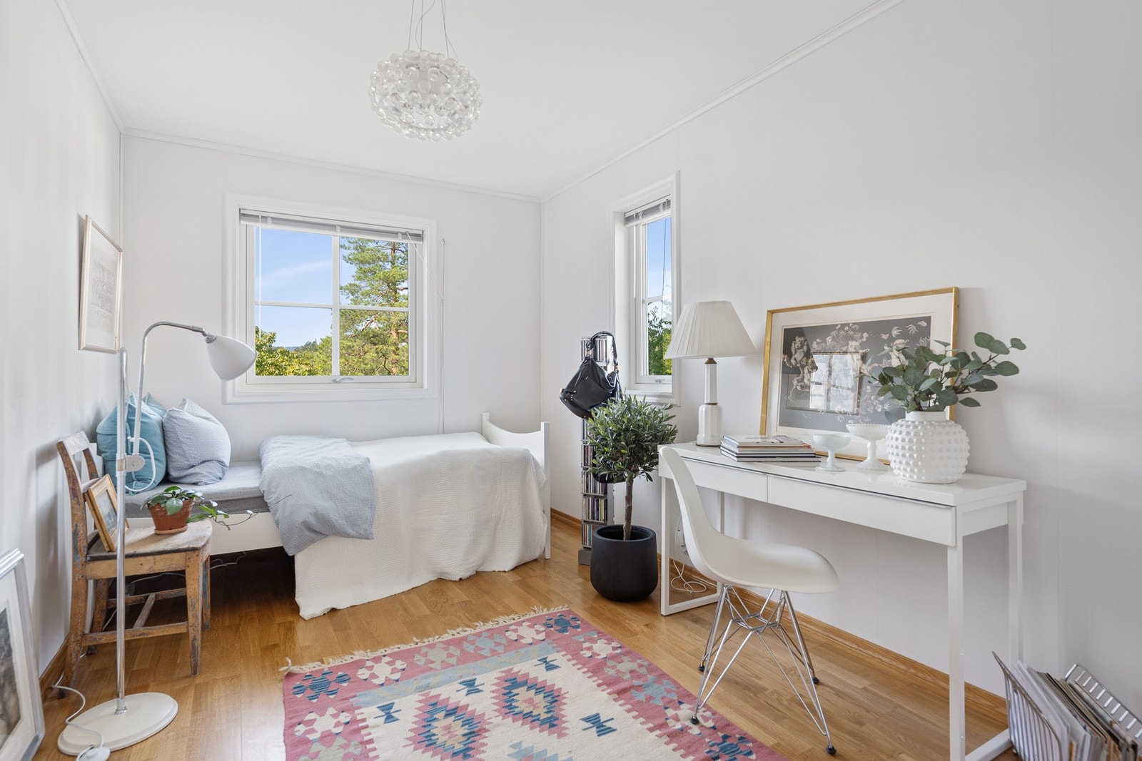 Det er ytterligere to soverom i 1. etasje. Dette rommet passer ypperlig som både barnerom, gjesterom eller kontor. Galleribilde