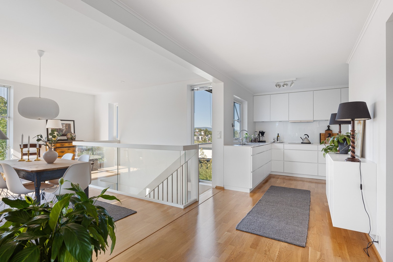 Boligen har to romslige etasjer med arealeffektive planløsninger og bruksmuligheter. Galleribilde