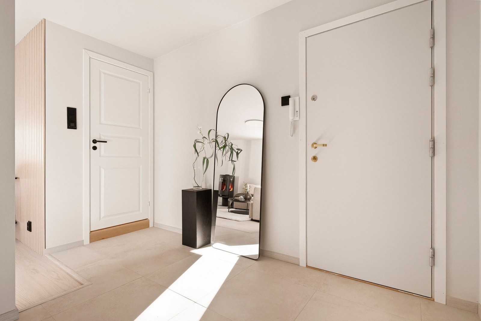 Velkommen inn! Det første som møter deg er en lys og romslig entré som gir et godt førsteinntrykk av boligen. Galleribilde