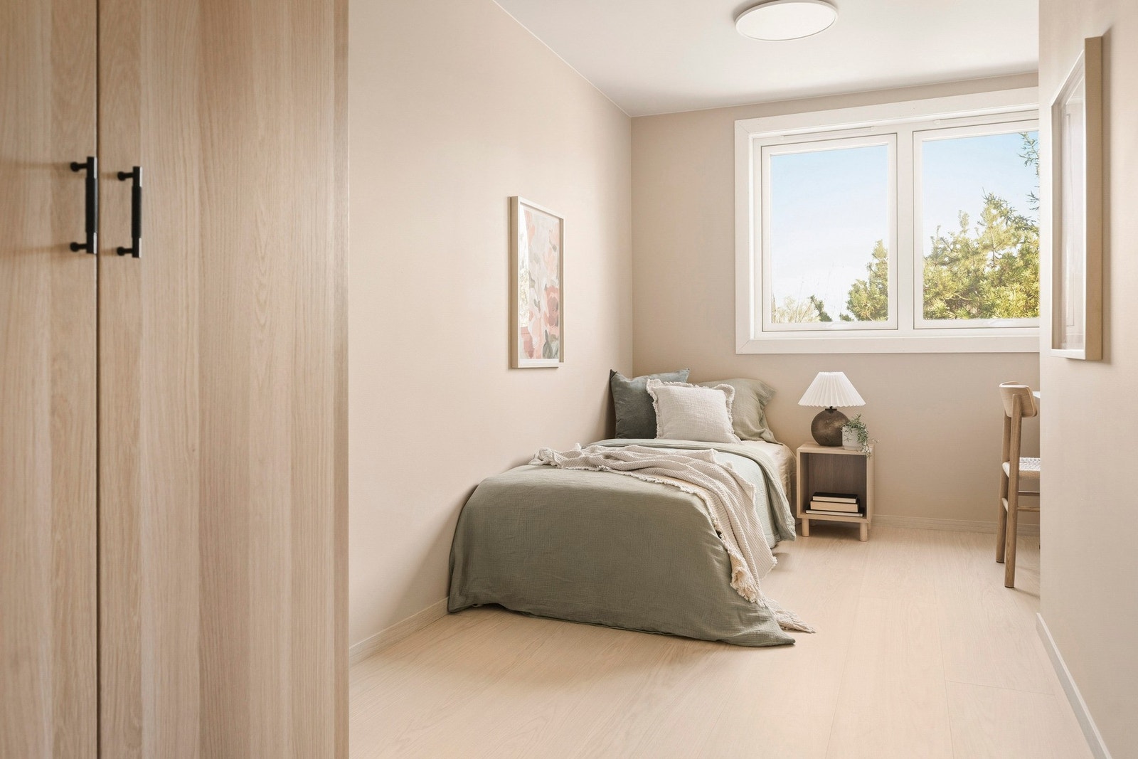 Det andre soverommet er også av god størrelse med plass til en seng, nattbord og en oppbevaringsløsning. Galleribilde