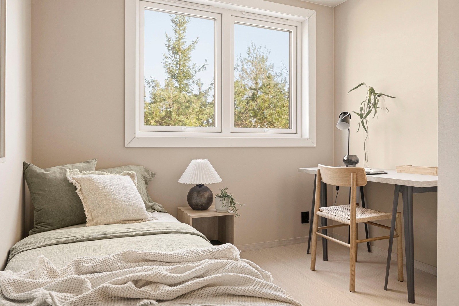 Rommet kan innredes etter behov og passer utmerket som gjesterom, kontor eller garderoberom. Det er plass til dobbeltseng under vindu. Galleribilde