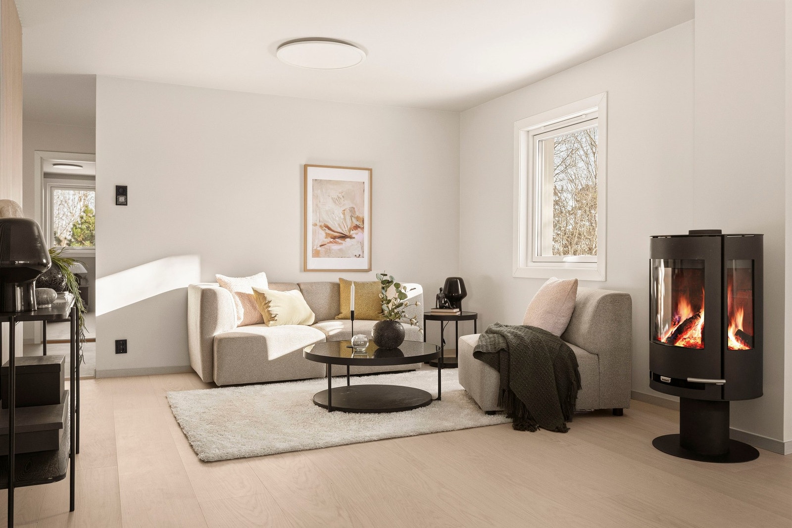 Sentralt i rommet er det en lukket peisovn med glassfronter som byr på ekstra varme og lun atmosfære på kalde dager. Galleribilde