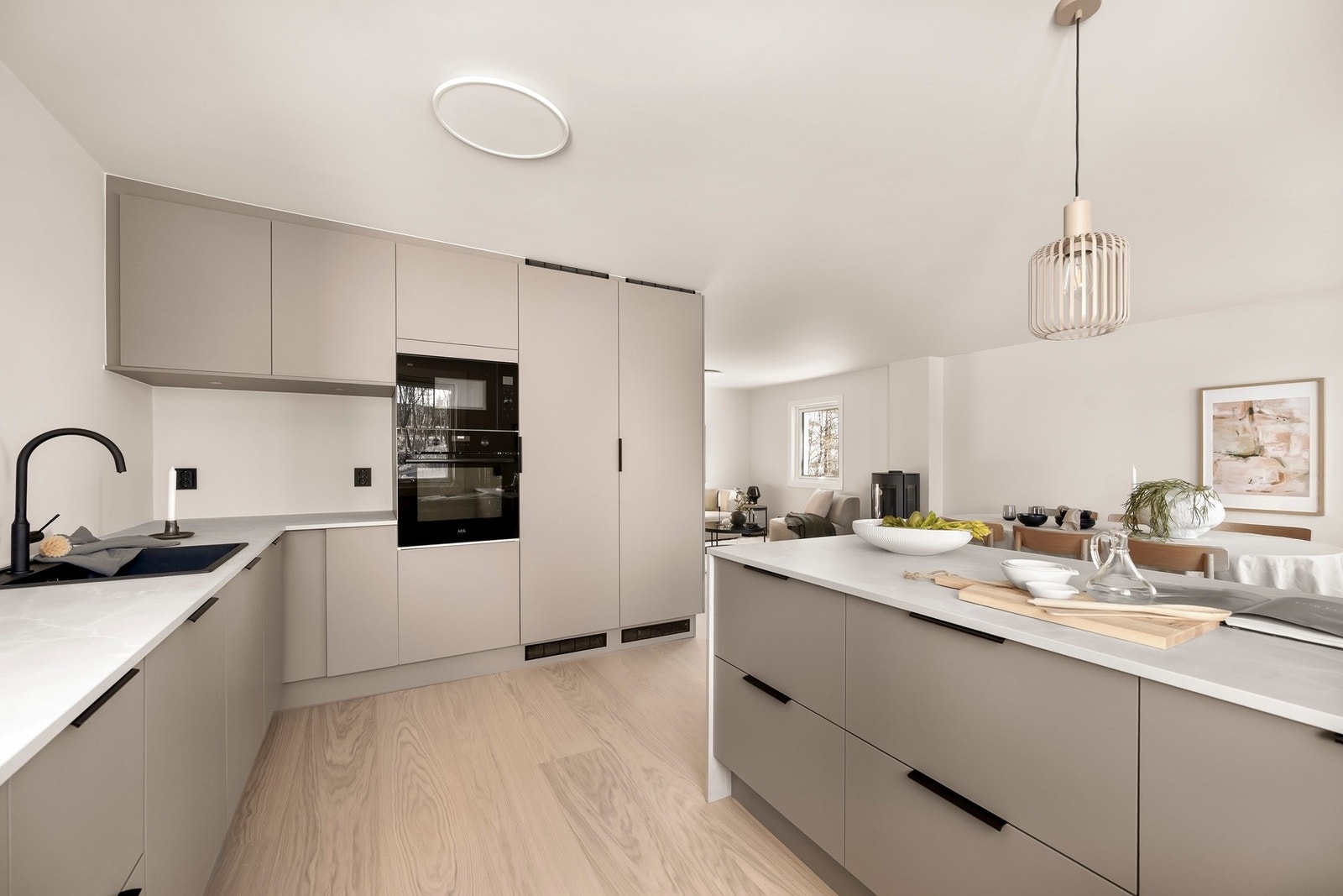 En kjøkkenøy med sitteplasser gir gode arbeidsflater og gjør kjøkkenet til et naturlig samlingspunkt i boligen. Galleribilde