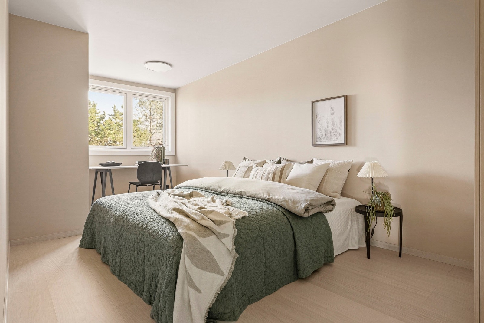 Hovedsoverommet er meget romslig med god plass til dobbeltseng, nattbord og dekor. Galleribilde