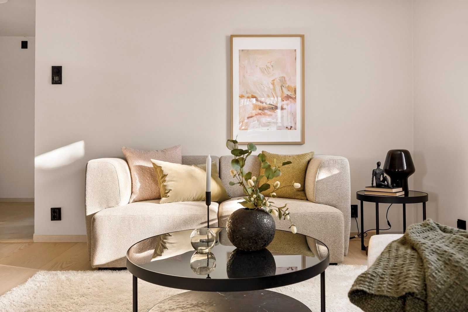 Stuen har god utforming med naturlig plass til en spisegruppe, sofa og TV med tilhørende møblement. Galleribilde