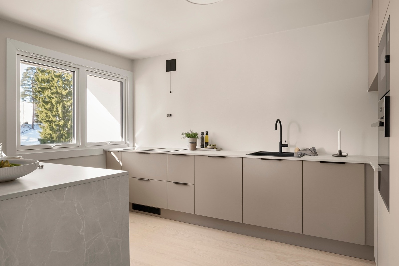 Videre er kjøkkenet utstyrt med komfyrvakt og waterguard. Galleribilde