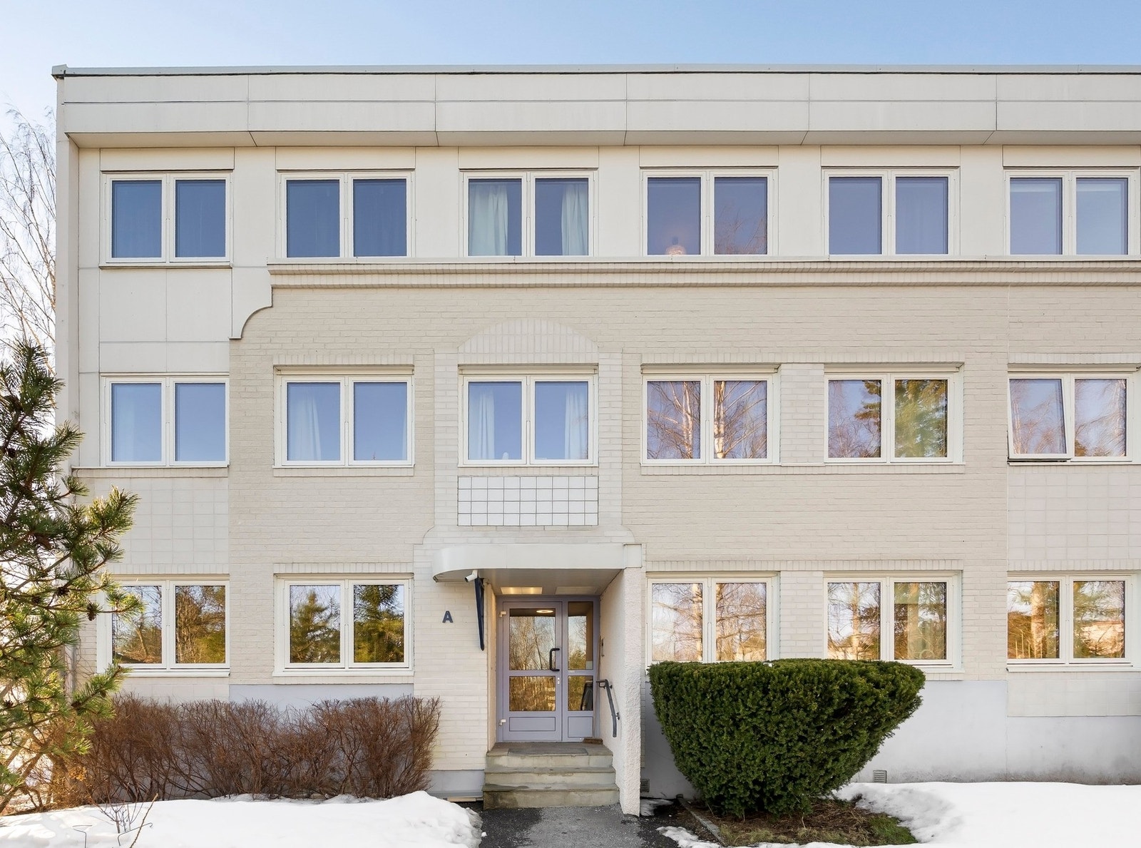 Adkomst gjøres via felles trappegang med callinganlegg. Galleribilde