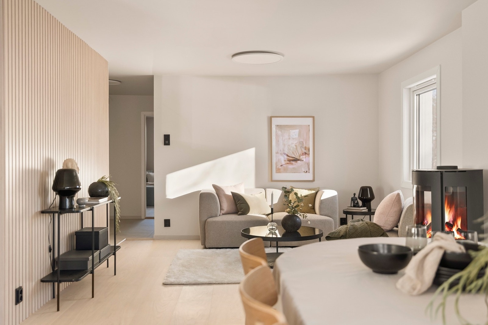 I 2026 ble leiligheten fornyet med bl.a. Bjelin gulv av herdet heltre, vegger og himlinger malt i harmoniske fargetoner, og det ble etablert en moderne spilevegg. Galleribilde