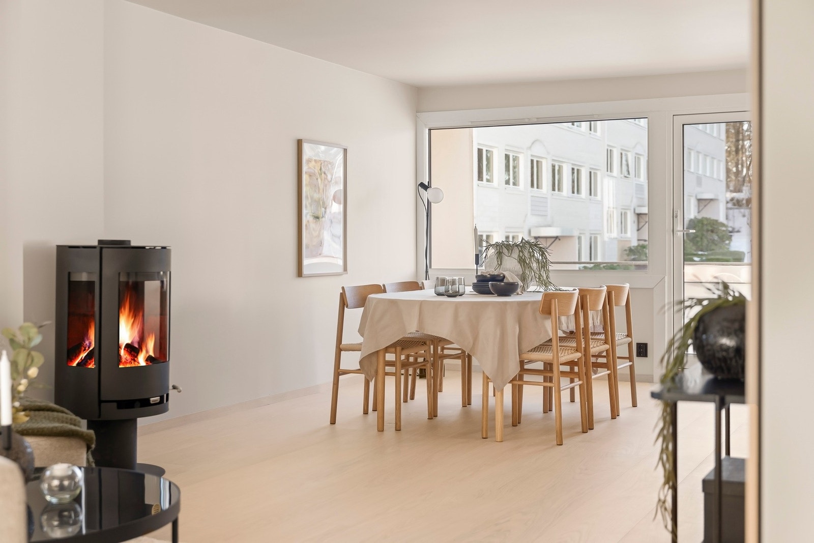 Det er store vindusflater som gir godt med naturlig lysinnslipp. Galleribilde