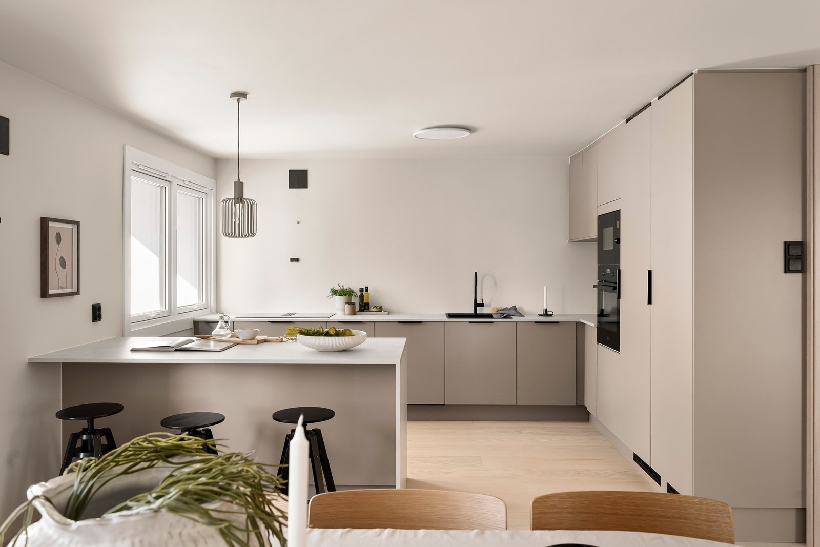 En gjennomført og moderne 3-roms leilighet med høy standard og god intern beliggenhet i frodige og grønne omgivelser på populære Østerås. Galleribilde