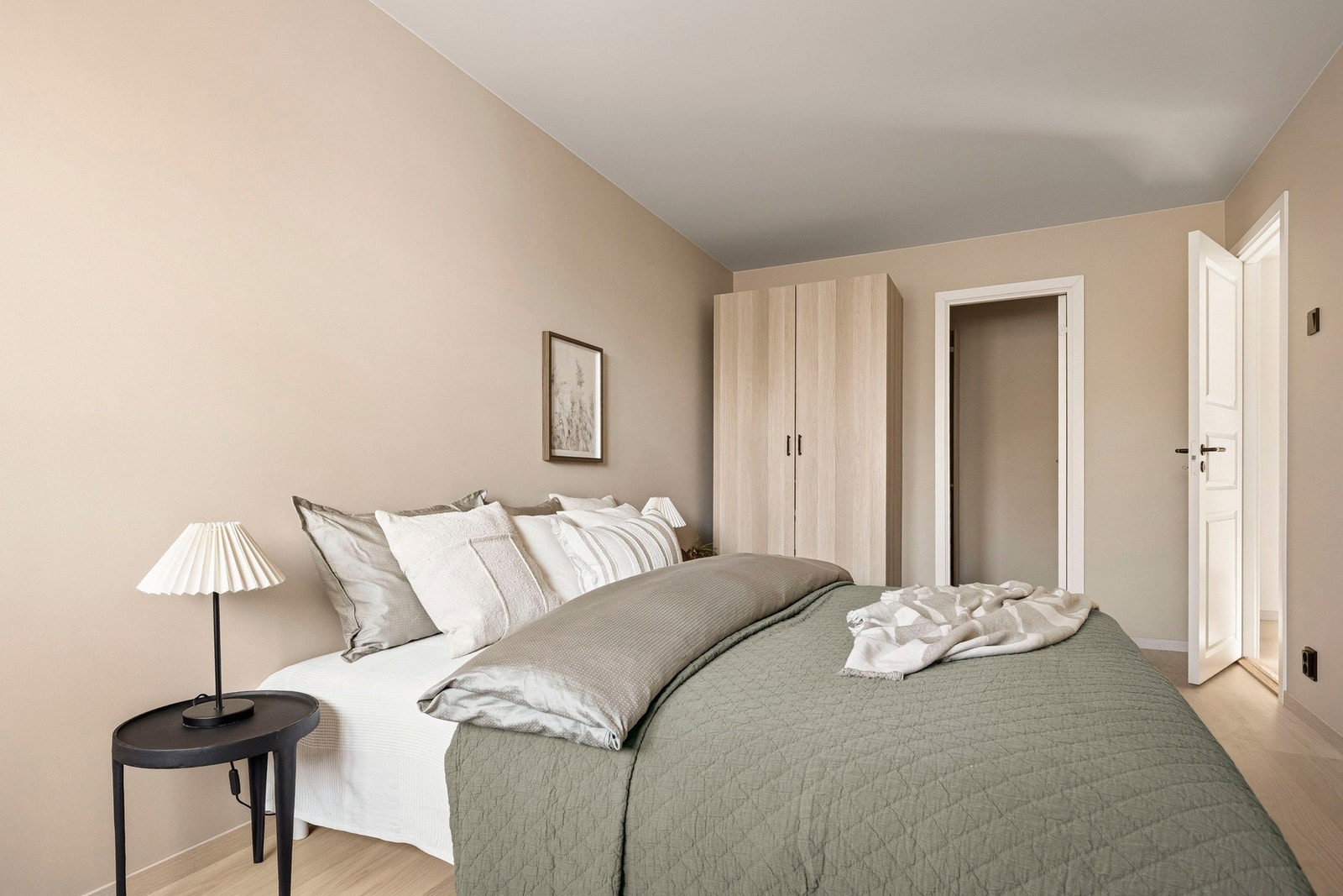 Det er satt inn et garderobeskap som medfølger salget, samt walk in Galleribilde