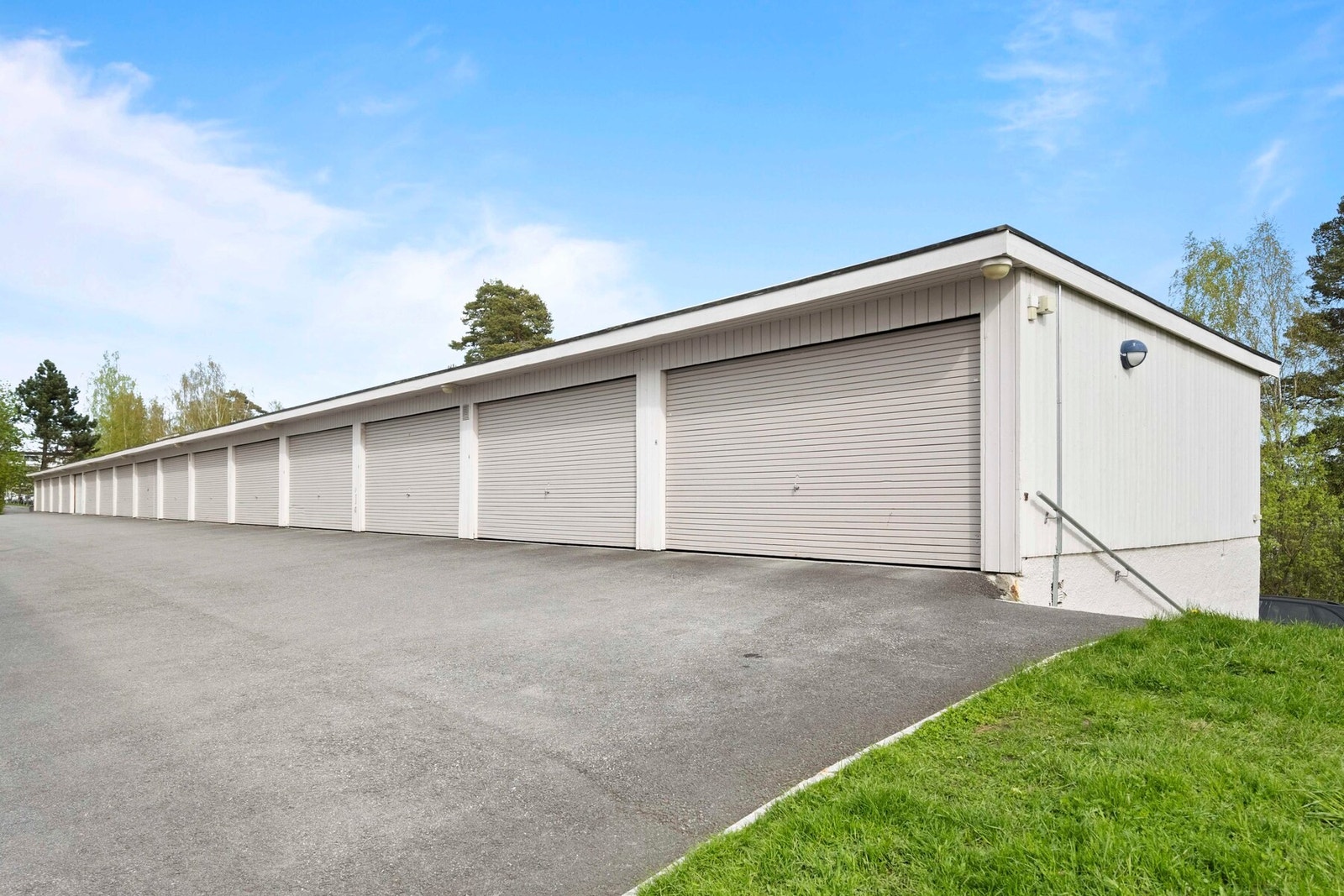 Det medfølger en garasjeplass i rekke utenfor naboblokken (Ovenbakken 14) som ligger svært nærme. Galleribilde