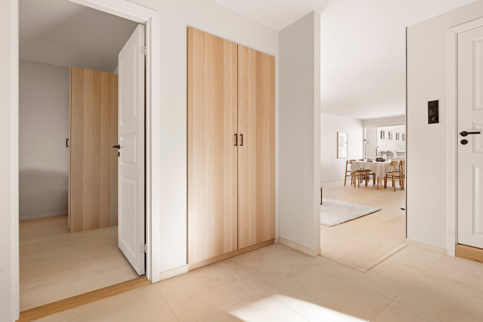 Det er satt inn et garderobeskap med god plass til å henge fra seg yttertøyet. I tillegg disponerer boligen en ekstern bod på 2 kvm som byr på ekstra lagringsplass til sesongutstyr m.m. Galleribilde