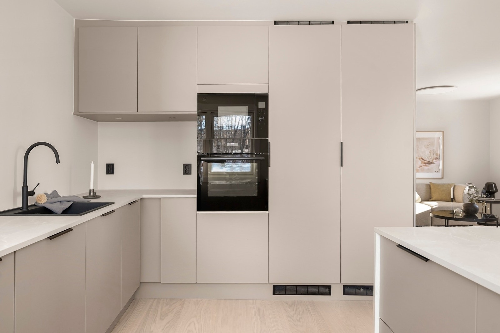 Hvitevarer bestående av integrert platetopp, stekeovn, mikroovn, oppvaskmaskin og helt kjøleskap og helt fryseskap medfølger salget. Galleribilde