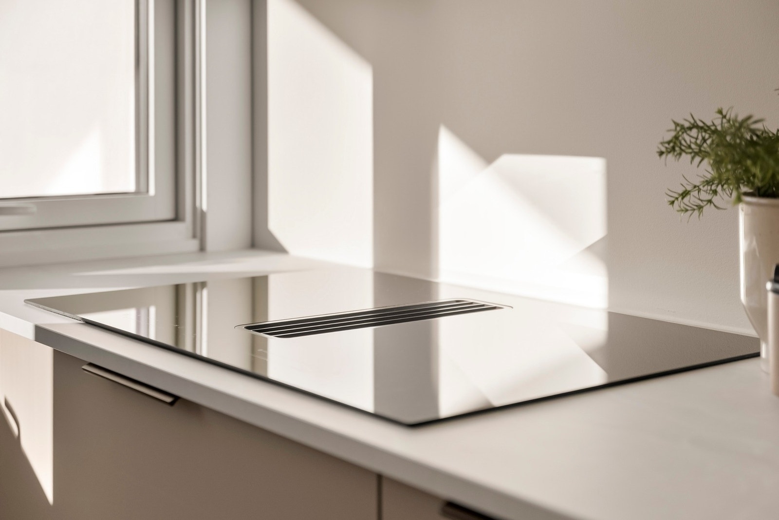 Hvitevarer bestående av integrert platetopp, stekeovn, mikroovn, oppvaskmaskin og kjøl -/fryseskap medfølger salget. Galleribilde