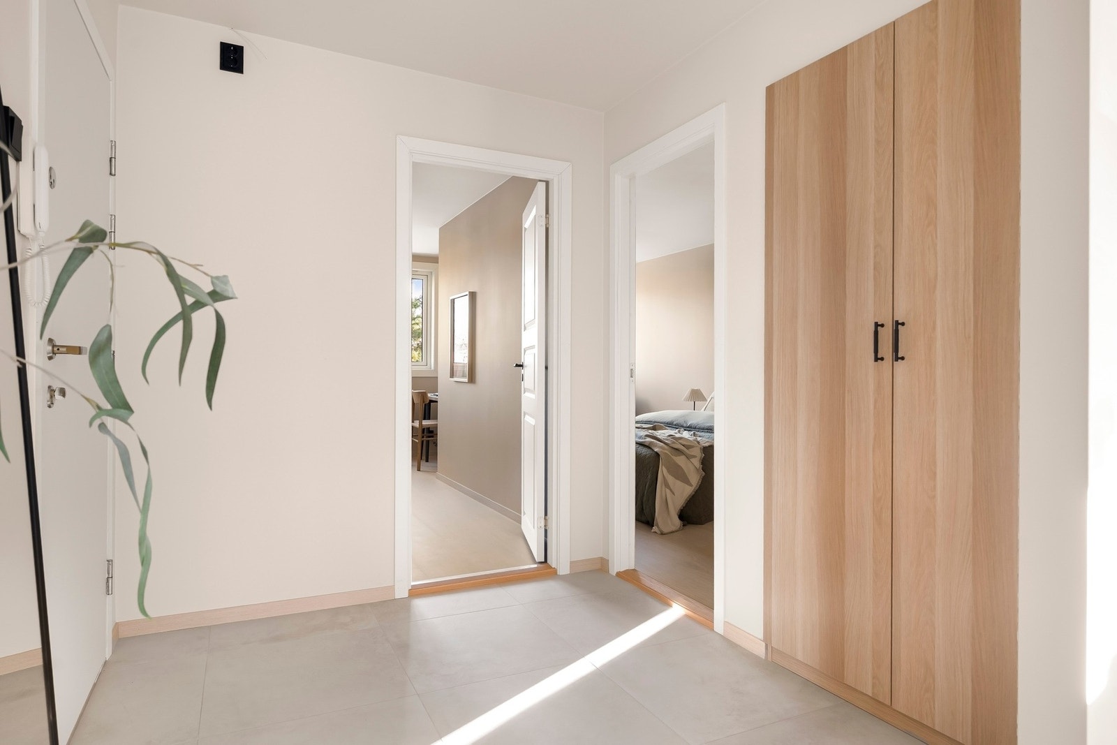 Gulvet er flislagt og veggene er malt lyse. Galleribilde