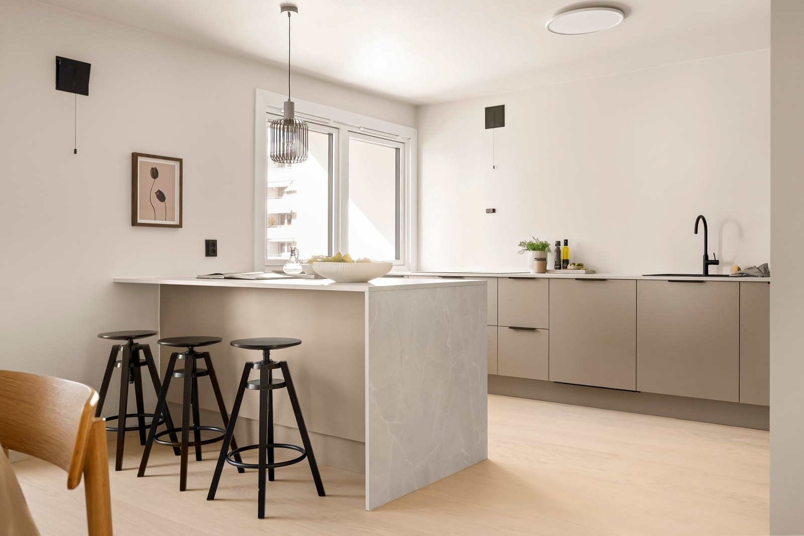 Leiligheten har et lekkert og moderne kjøkken som ligger i en åpen og sosial løsning med stuen - perfekt for sosiale sammenkomster. Galleribilde